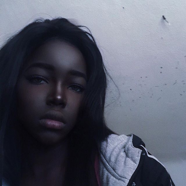Фото: Девушка с угольно-черным цветом кожи и необычной внешностью покорила Instagram (Фото)  