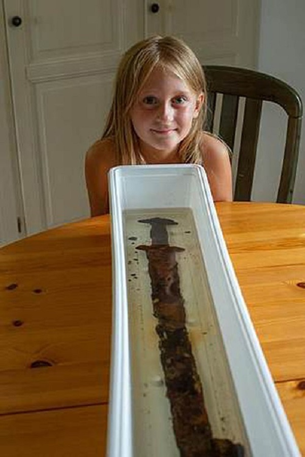 Играя у озера, 8-летняя наткнулась на сокровище 1000-летней давности