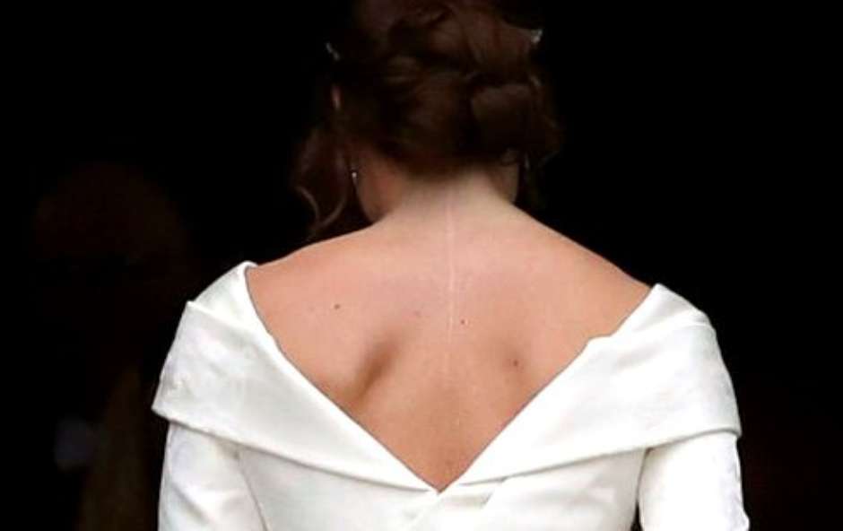 Раскрыта тайна глубокого выреза на спине свадебного платья принцессы Евгении. ФОТО