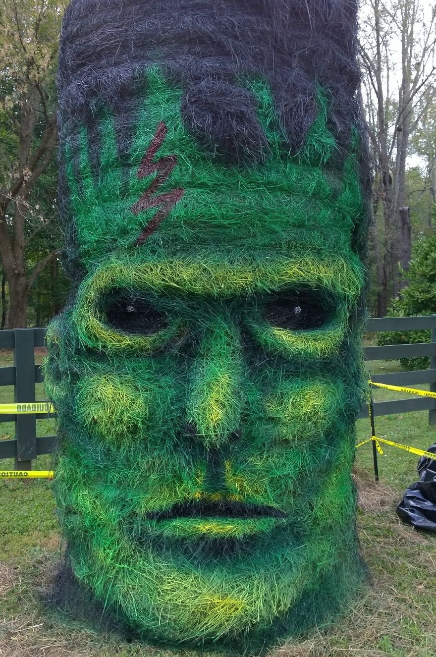 Художник превращает тюки сена в скульптуры к Хэллоуину