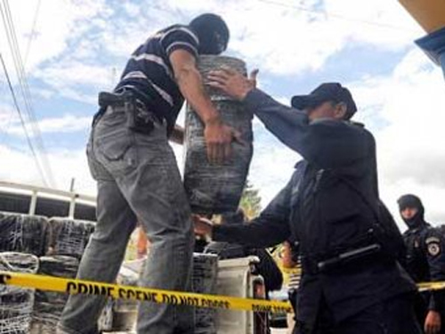 Испанские полицейские задержали самолёт с тонной кокаина