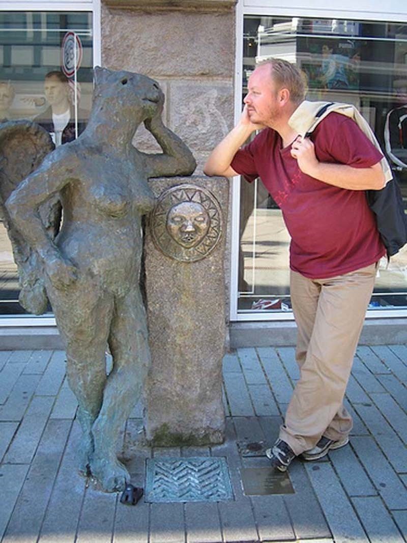 Люди которые знают, как правильно фотографироваться со статуями.ФОТО