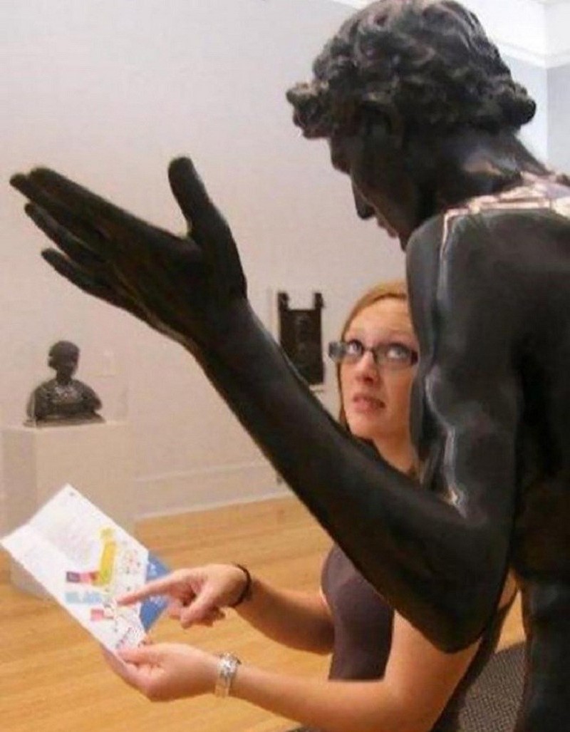 Люди которые знают, как правильно фотографироваться со статуями.ФОТО