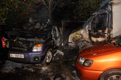 В Киеве ночью сгорели два авто