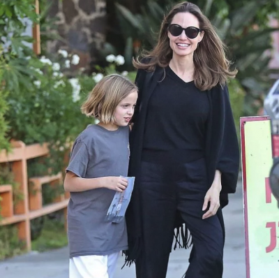 Анджелина Джоли в сдержанном наряде прогулялась с дочерью