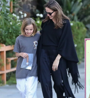 Анджелина Джоли в сдержанном наряде прогулялась с дочерью