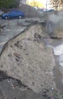 В Киеве из-за прорыва трубы улицу залило кипятком
