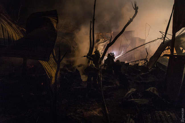 Масштабный пожар в одесской Черноморке: сгорели 16 домиков для отдыха 07