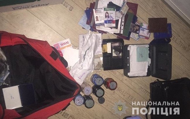 Столичные полицейские поймали киевлянина, который занимался подделкой документов, хранил оружие и наркотики 02