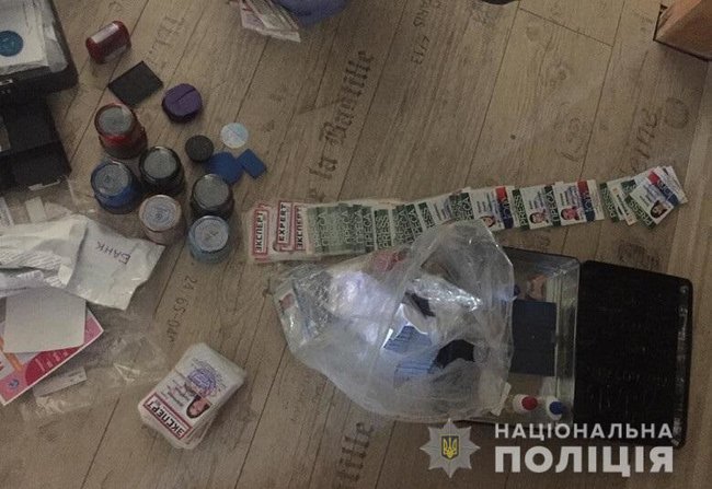 Столичные полицейские поймали киевлянина, который занимался подделкой документов, хранил оружие и наркотики 03