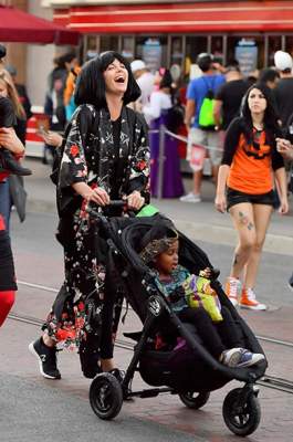 Знаменитая голливудская актриса нарядила сына в кокетливое платье
