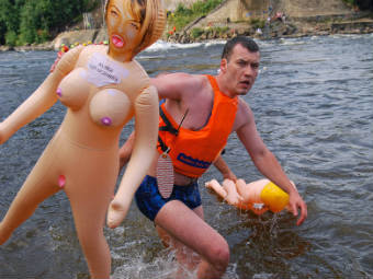 В России запретили заплыв на резиновых женщинах