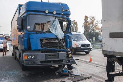 В Киеве фура не разминулась с грузовиком