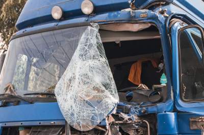 В Киеве фура не разминулась с грузовиком