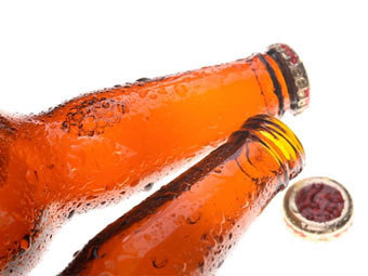 В Казахстане укравший пиво грабитель вернул недопитые бутылки в магазин