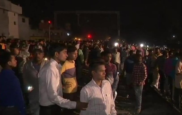 В Индии поезд врезался в толпу: 50 жертв. ФОТО