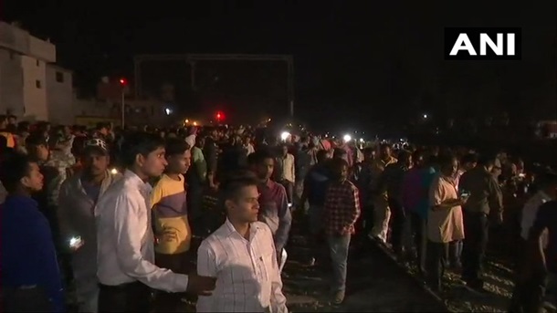 В Индии поезд врезался в толпу: 50 жертв. ФОТО