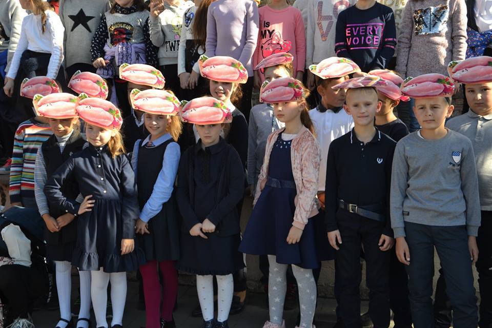 ''Это точно филе на голове?'' Рекордная акция с детьми в Ивано-Франковске вызвала недоумение украинцев