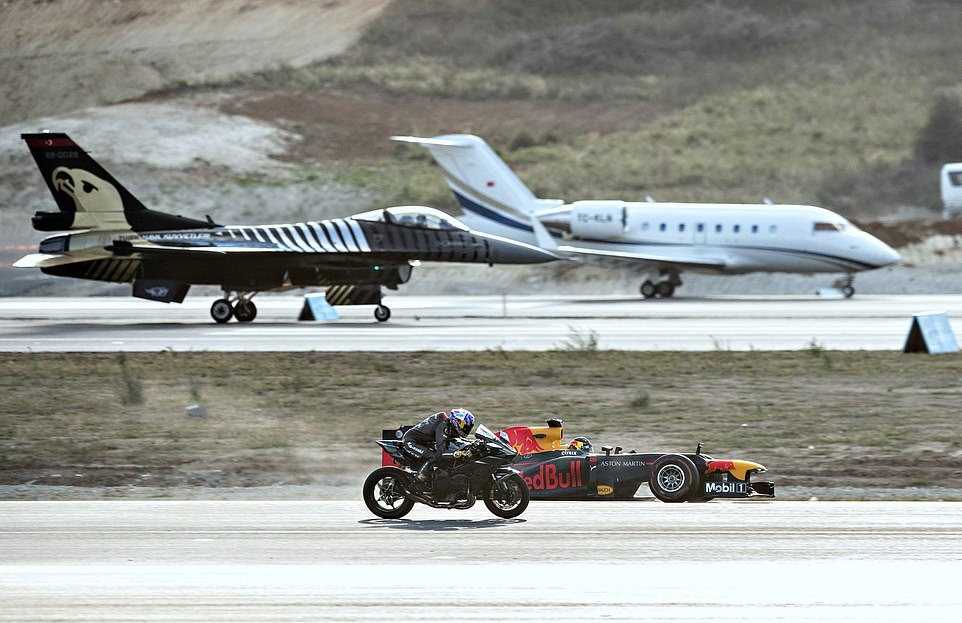Гонка самолетов, суперкаров и мотоцикла. ФОТО