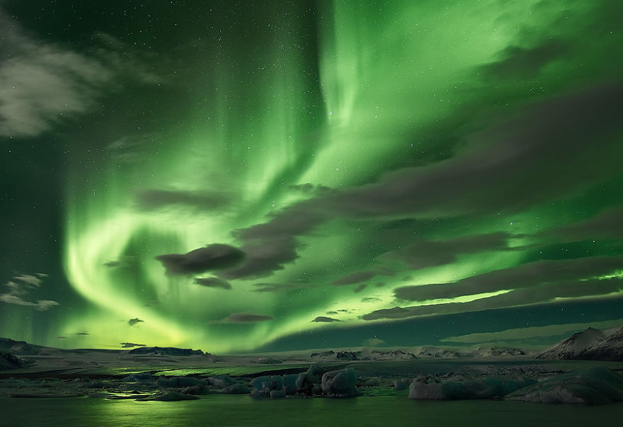 Северное сияние, ледники и пещеры: захватывающие чудеса природы в Исландии. ФОТО