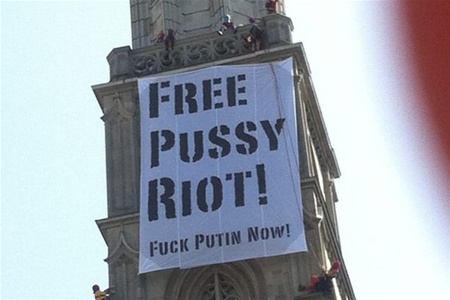 На главной церкви Цюриха вывесили баннер "F..ck Putin"