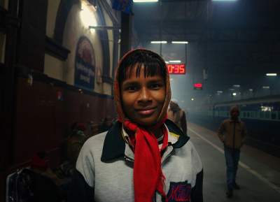 Повседневная ночная жизнь одного из индийских вокзалов. Фото