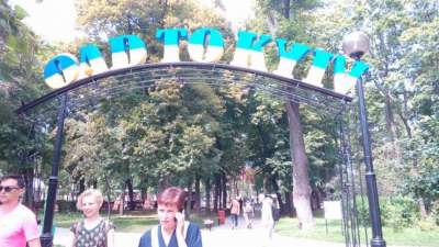 В известном киевском парке орудовали вандалы
