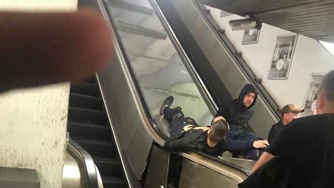 В метро Рима эскалатор сорвался со стопора, пострадали российские футбольные фанаты 02