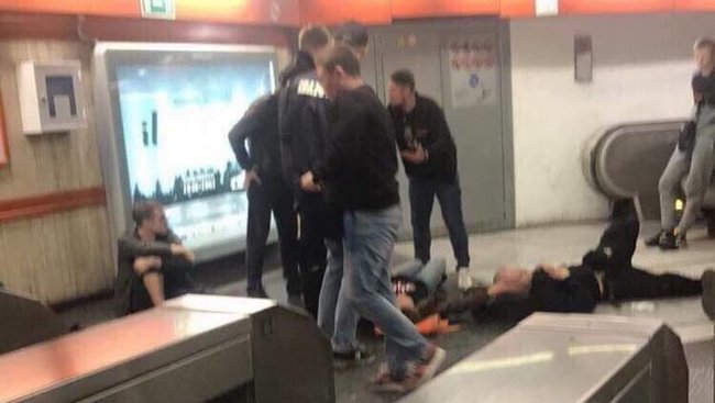 В метро Рима эскалатор сорвался со стопора, пострадали российские футбольные фанаты 04