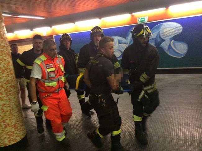 В метро Рима эскалатор сорвался со стопора, пострадали российские футбольные фанаты 05