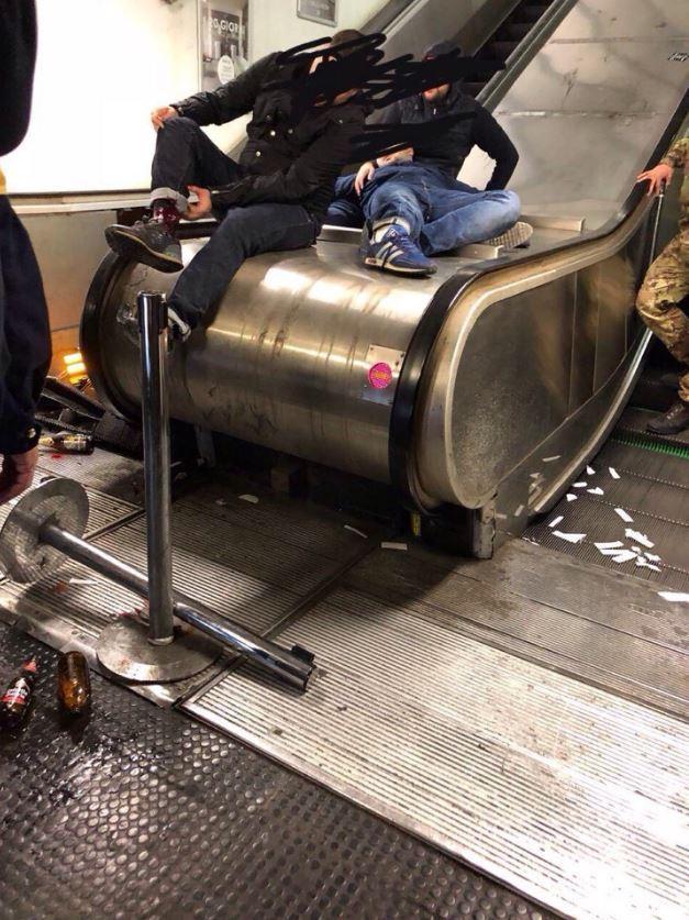 В метро Рима эскалатор сорвался со стопора, пострадали российские футбольные фанаты 07