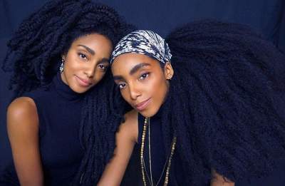 Эти близняшки прославились на весь мир необычными волосами. Фото