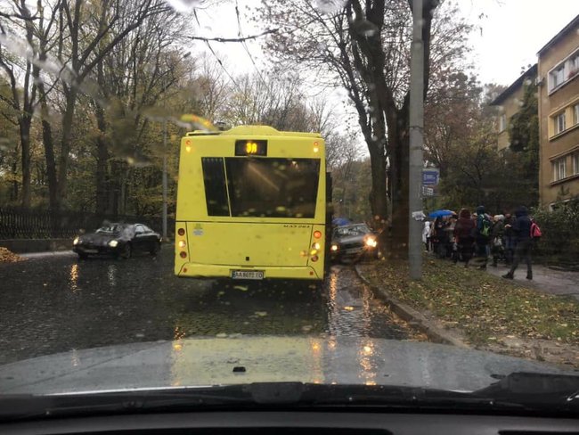 Авто на евробляхах въехало в автобус во Львове, водитель и пассажир пешком сбежали с места ДТП 01