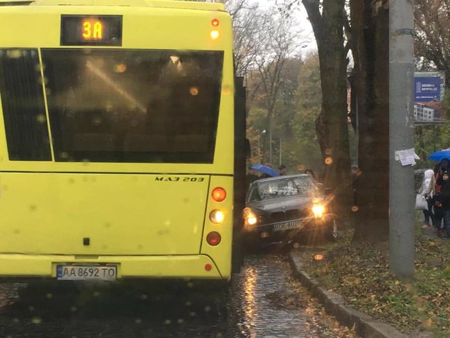 Авто на евробляхах въехало в автобус во Львове, водитель и пассажир пешком сбежали с места ДТП 02