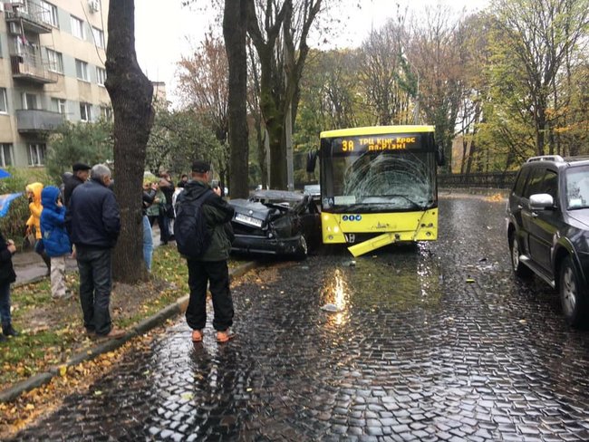 Авто на евробляхах въехало в автобус во Львове, водитель и пассажир пешком сбежали с места ДТП 03