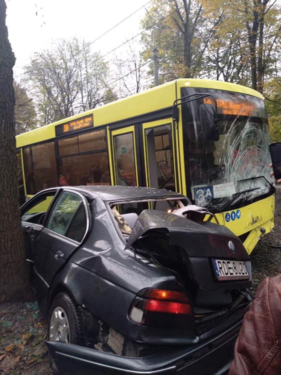 Авто на евробляхах въехало в автобус во Львове, водитель и пассажир пешком сбежали с места ДТП 04