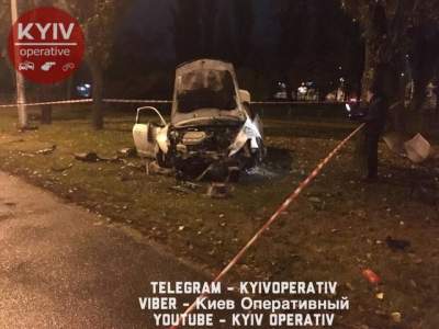 В Киеве Honda загорелась, врезавшись в дерево  