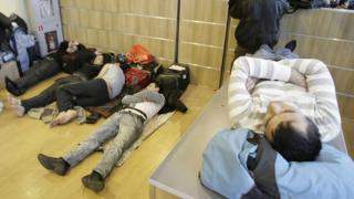 Посетителям московских аэропортов разрешили лежать на полу. ФОТО
