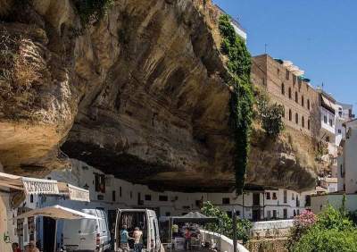 Уникальный испанский город, построенный в скале. Фото