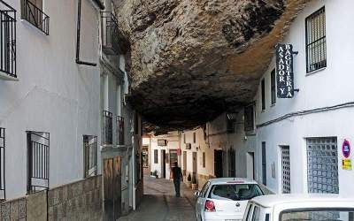 Уникальный испанский город, построенный в скале. Фото