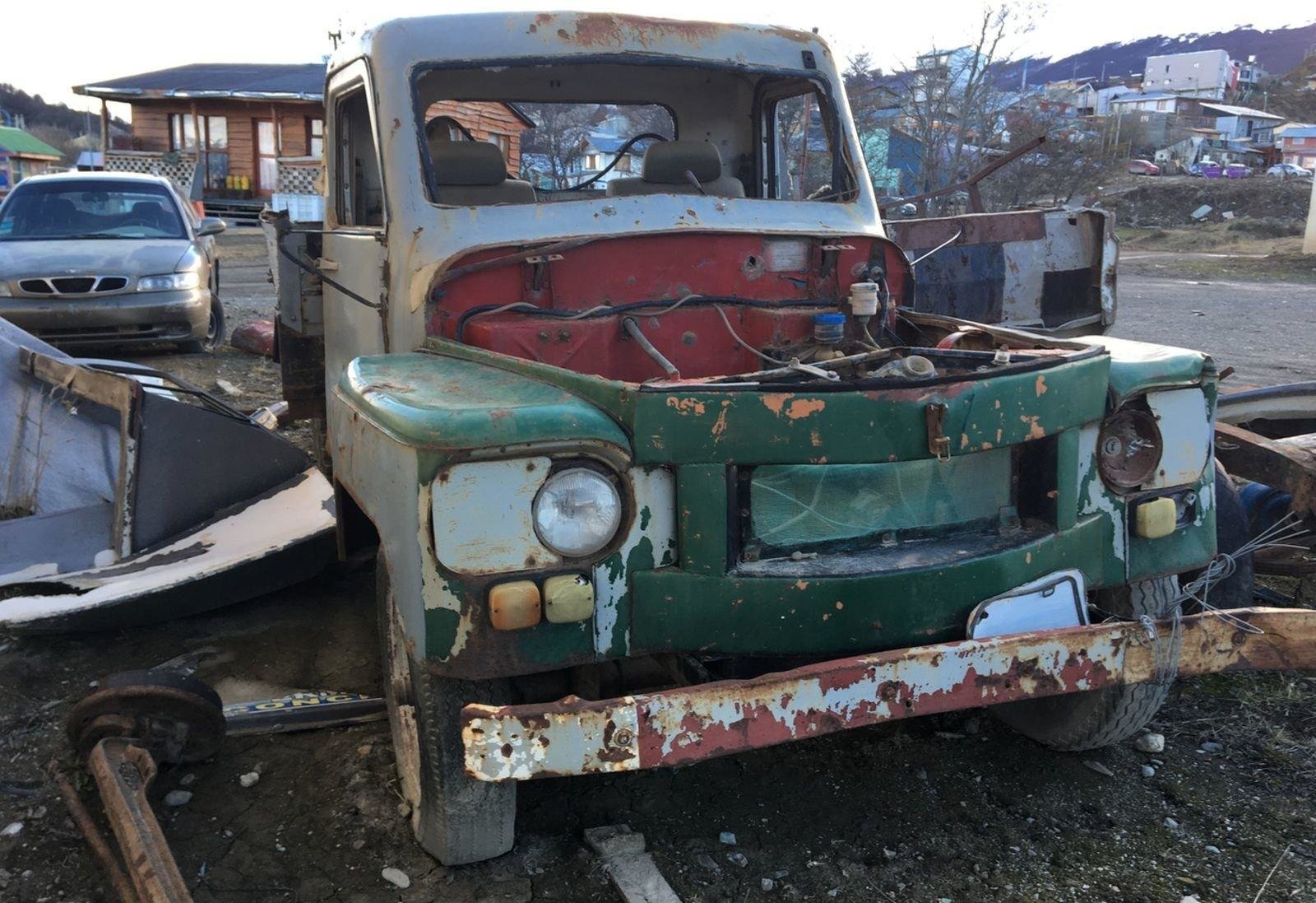 Самая южная свалка в мире с редкими автомобилями. ФОТО