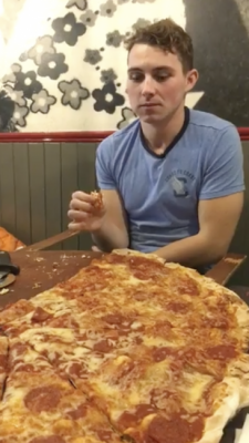 Мечта обжоры: человеку, способному съесть огромную пиццу, заплатят 500 евро 