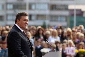 Янукович рассказал детям о глубоких знаниях и широкой эрудиции