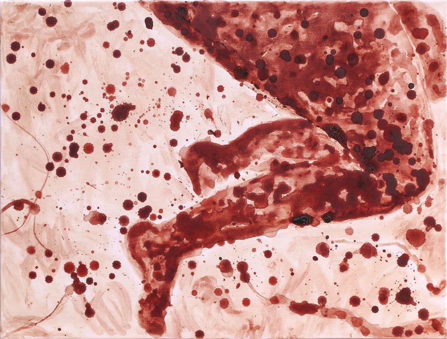 Румынская художница нарисовала картины менструальной кровью