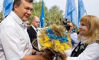 Янукович пообещал учителям ежегодный рост зарплаты
