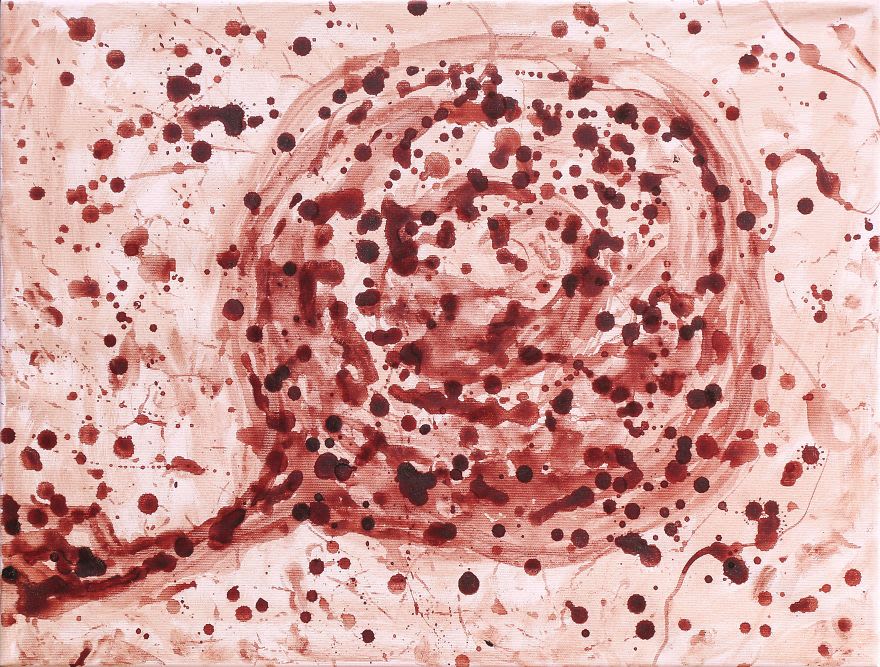 Румынская художница нарисовала картины менструальной кровью