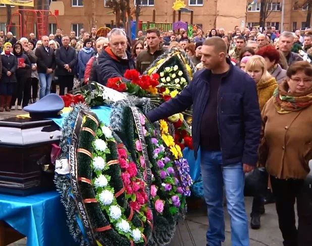 С погибшим в катастрофе Су-27 пилотом Иваном Петренко простились на Житомирщине 03