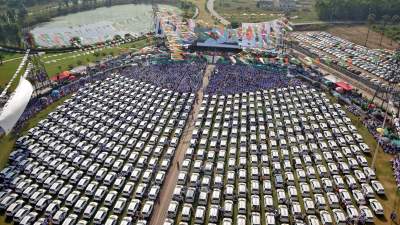 Работодатель мечты: бизнесмен подарил работникам 600 новеньких авто 