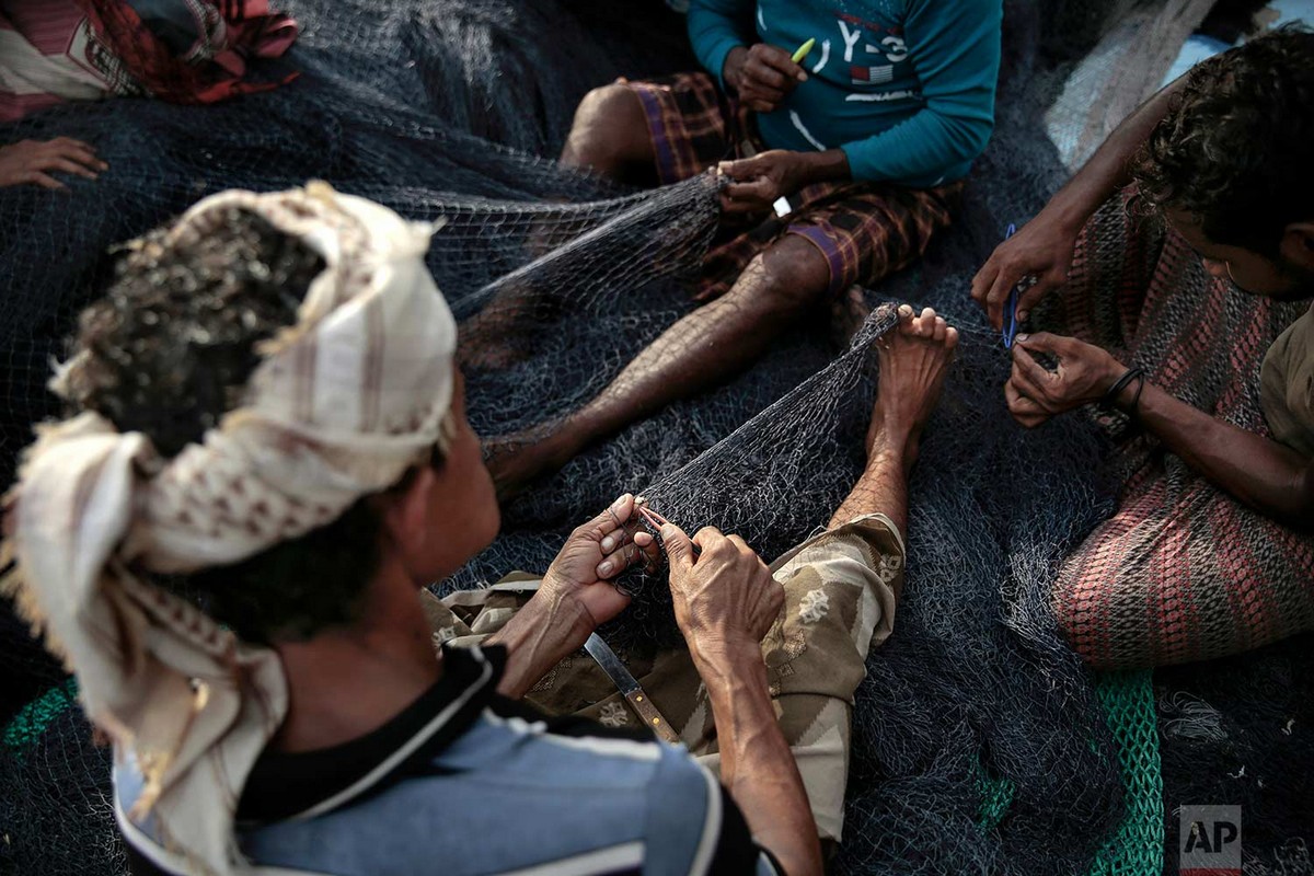 Рыбаки рискуют погибнуть в бурных водах Йемена
