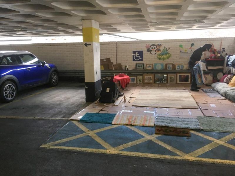 Бездомный британец обустроил себе уютные апартаменты на парковке